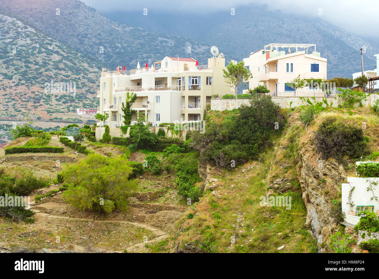 Moderne und klassische Resort griechische Architektur, neue weiße Gebäude im konstruktivistischen Stil, steht am Ufer des kretischen Meeres. Feriendorf Bali Rethymno Stockfoto