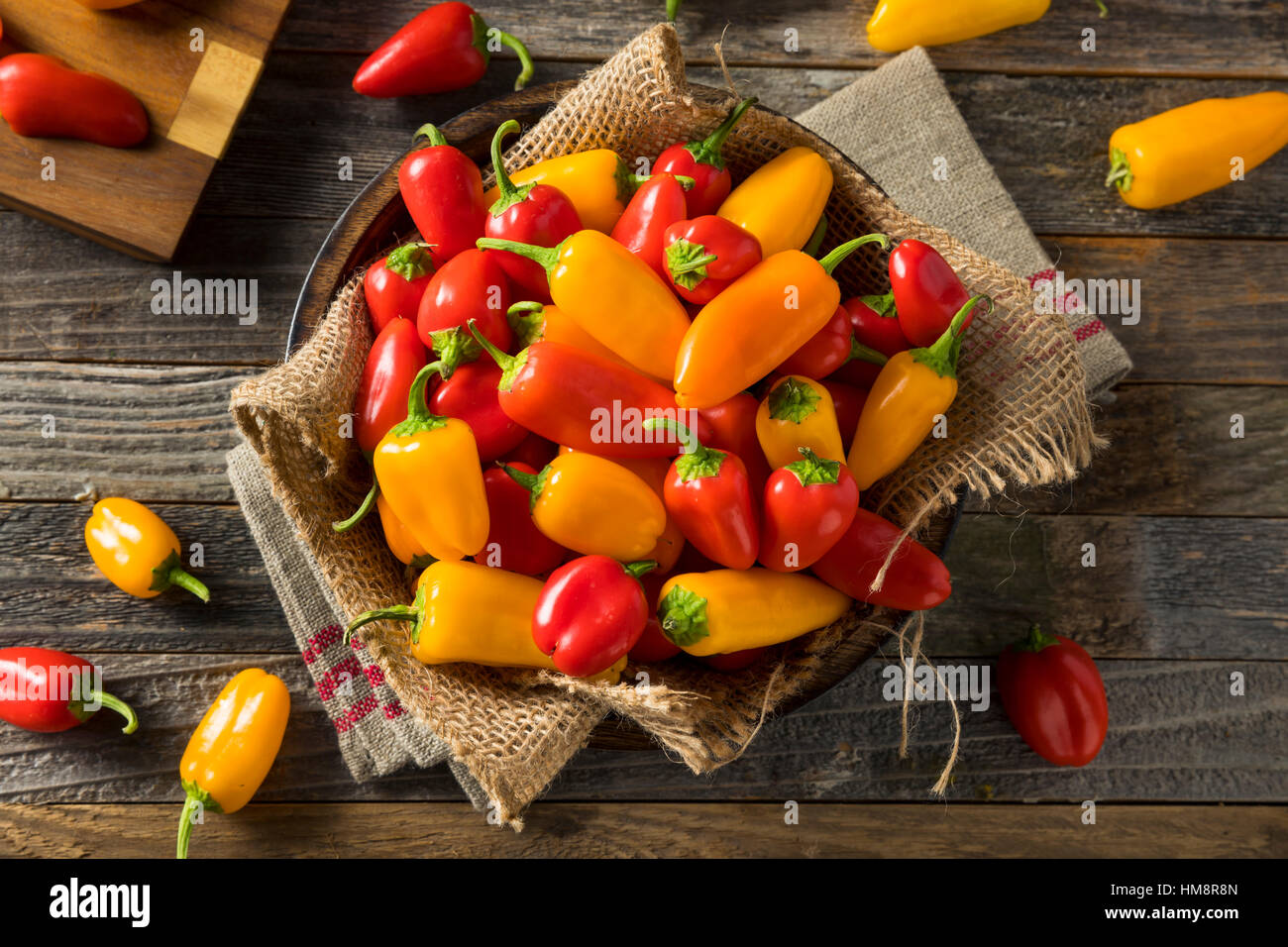 Rohe Bio Mini süße Paprika essfertig Stockfoto