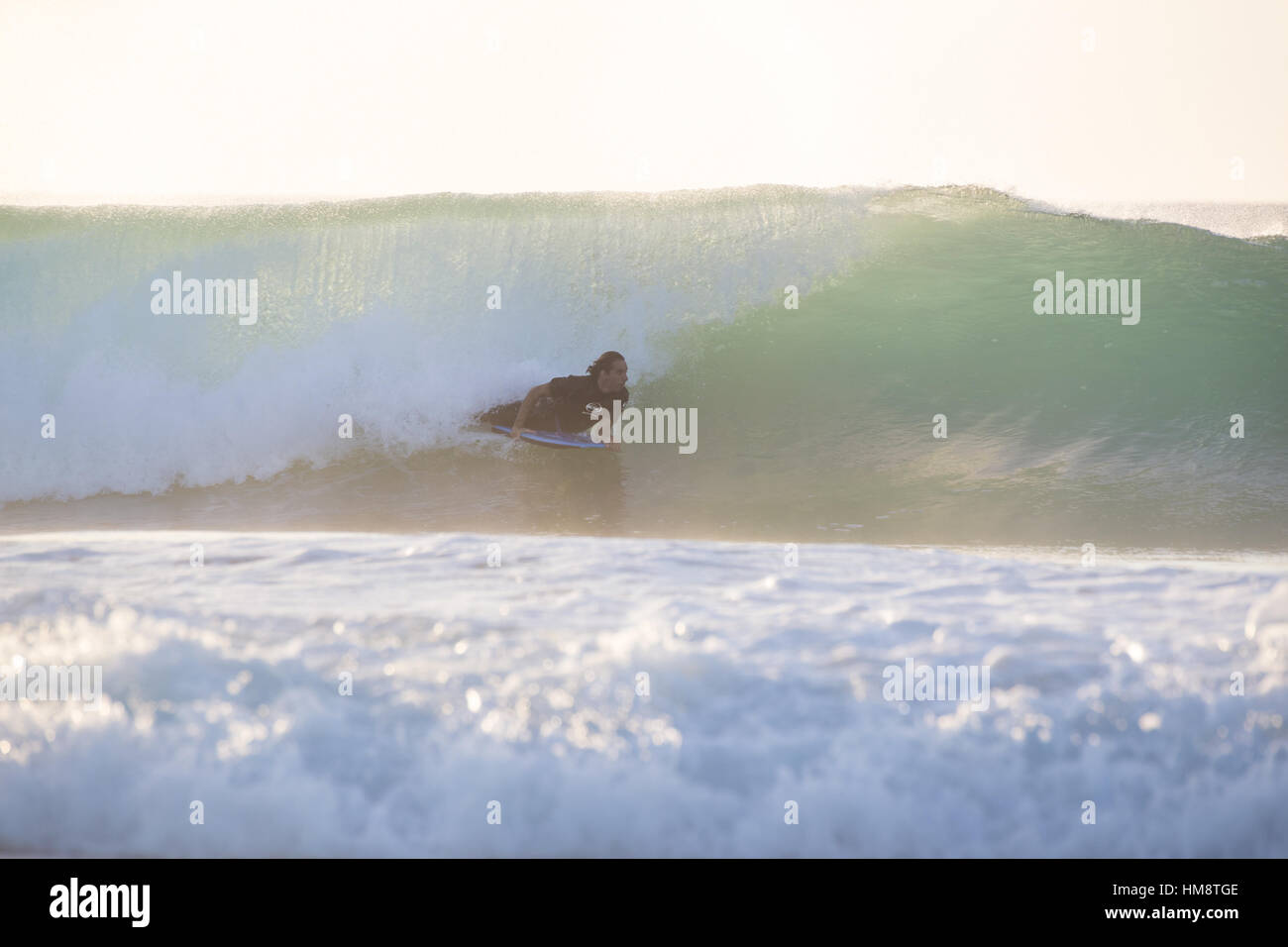 Körper-Surfer eine perfekte Welle zu reiten. Stockfoto