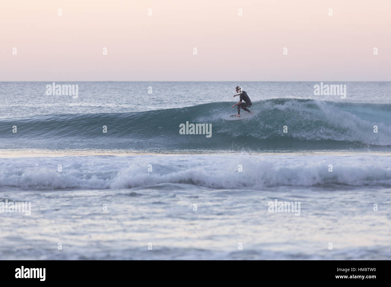 Körper-Surfer eine perfekte Welle zu reiten. Stockfoto