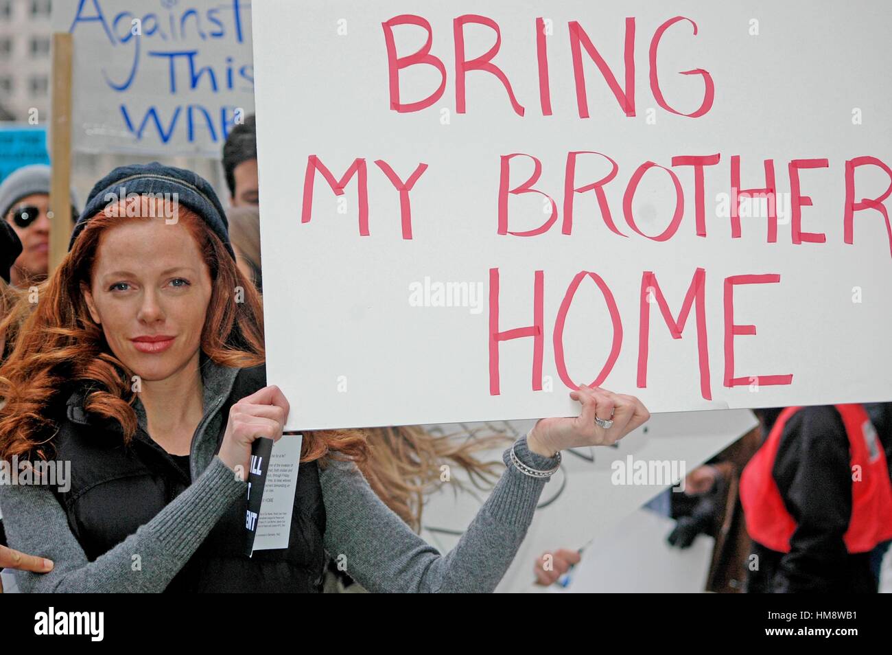 New York City (USA): eine Frau für die Rückkehr in die Heimat des Bruders Soldat bei einem Friedensmarsch Stockfoto
