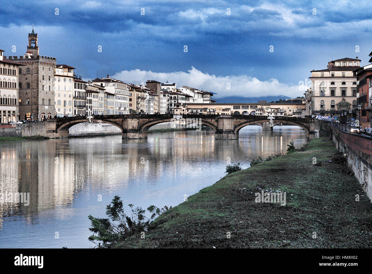 Lungarno-Florenz, Ponte Santa trinita Stockfoto