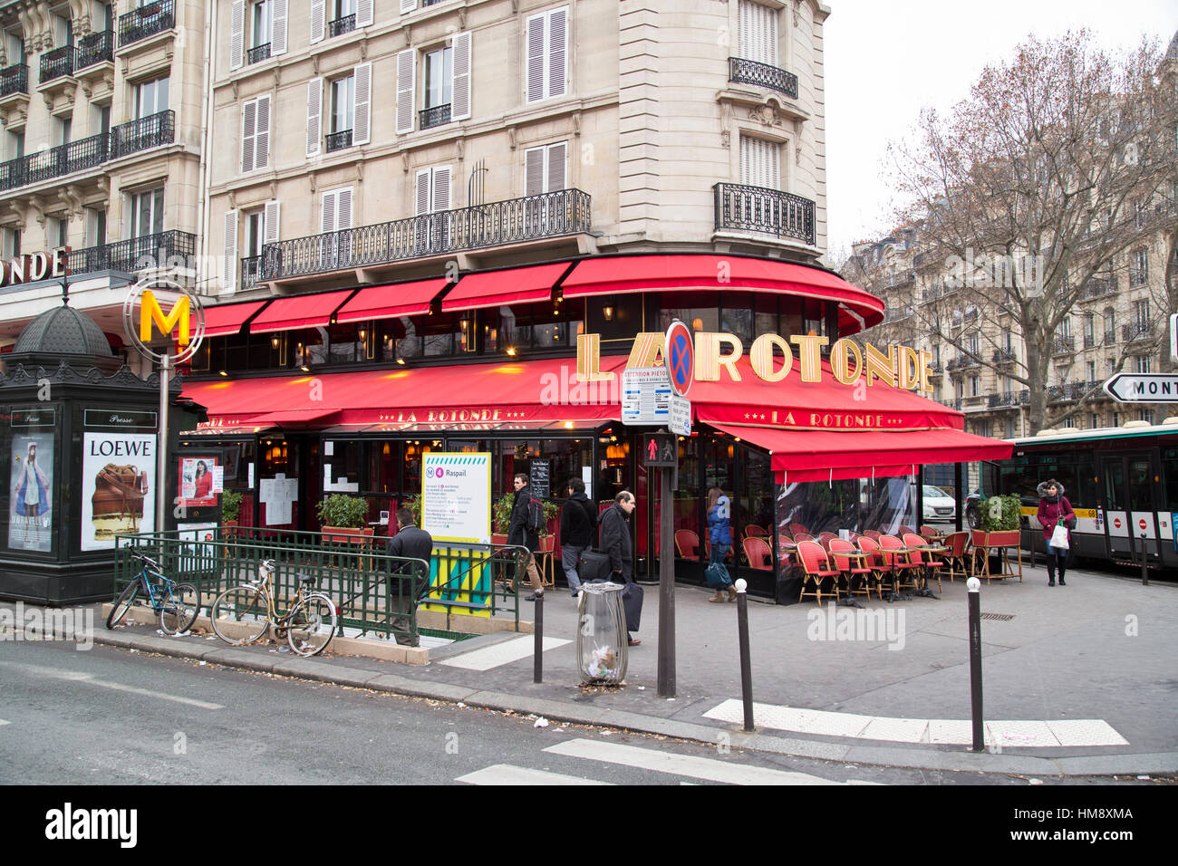Außenseite des La Rotonde Brasserie in Montparnasse im 14. Arrondissement von Paris im winter Stockfoto