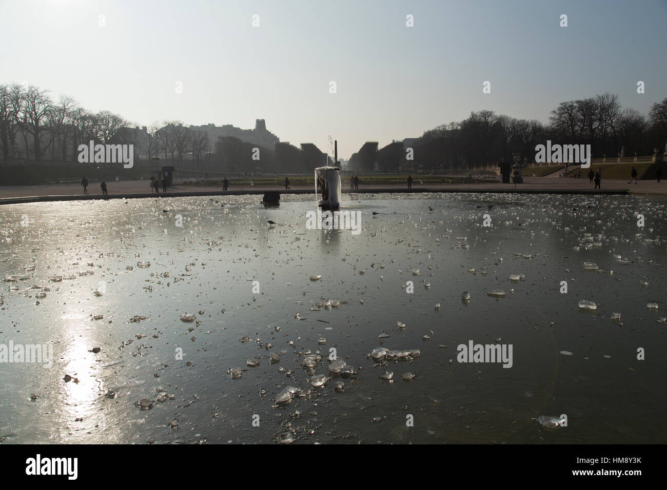 Jardin du Luxembourg mit gefrorenen Brunnen in Montparnasse im 14. Arrondissement von Paris im winter Stockfoto