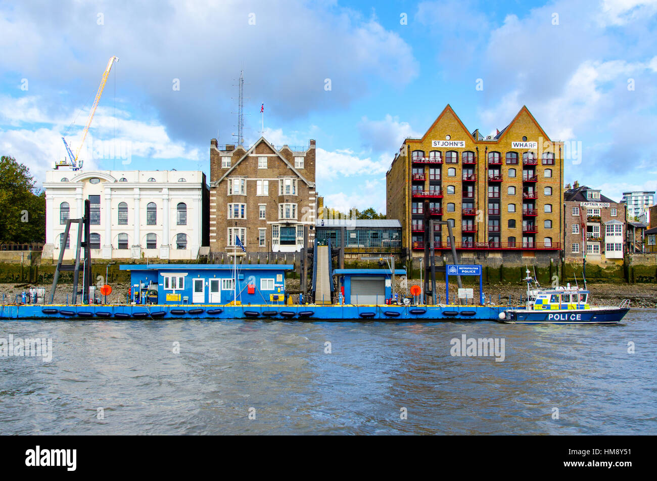 Wapping Polizei Ponton und Station ist das HQ und operative Basis der Metropolitan Police Marine Polizeieinheit über die Themse. Stockfoto