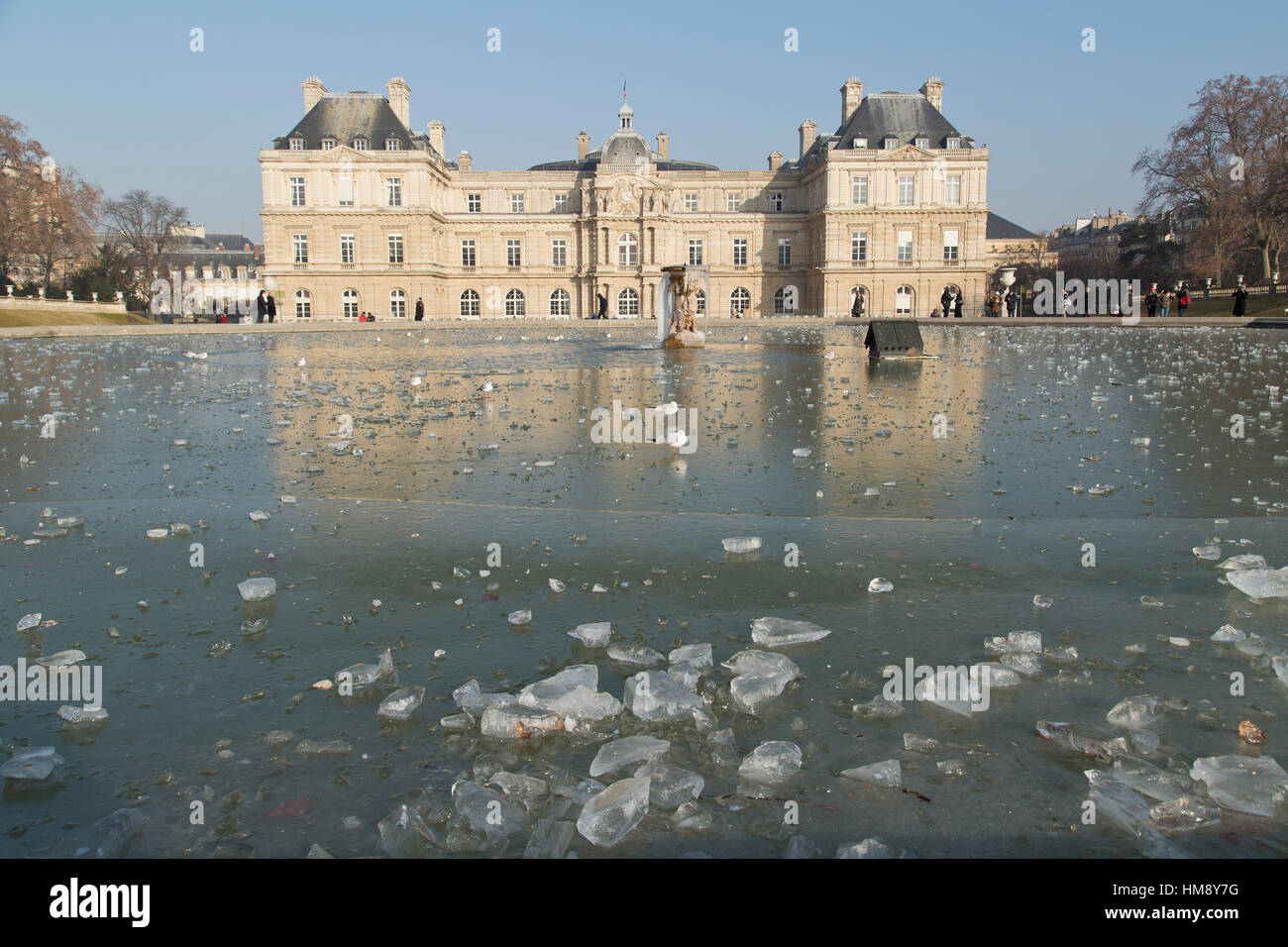 Fassade des Palais Luxembourg mit gefrorenen Brunnen in Montparnasse im 14. Arrondissement von Paris im winter Stockfoto