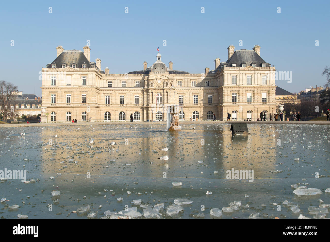 Fassade des Palais Luxembourg mit gefrorenen Brunnen in Montparnasse im 14. Arrondissement von Paris im winter Stockfoto