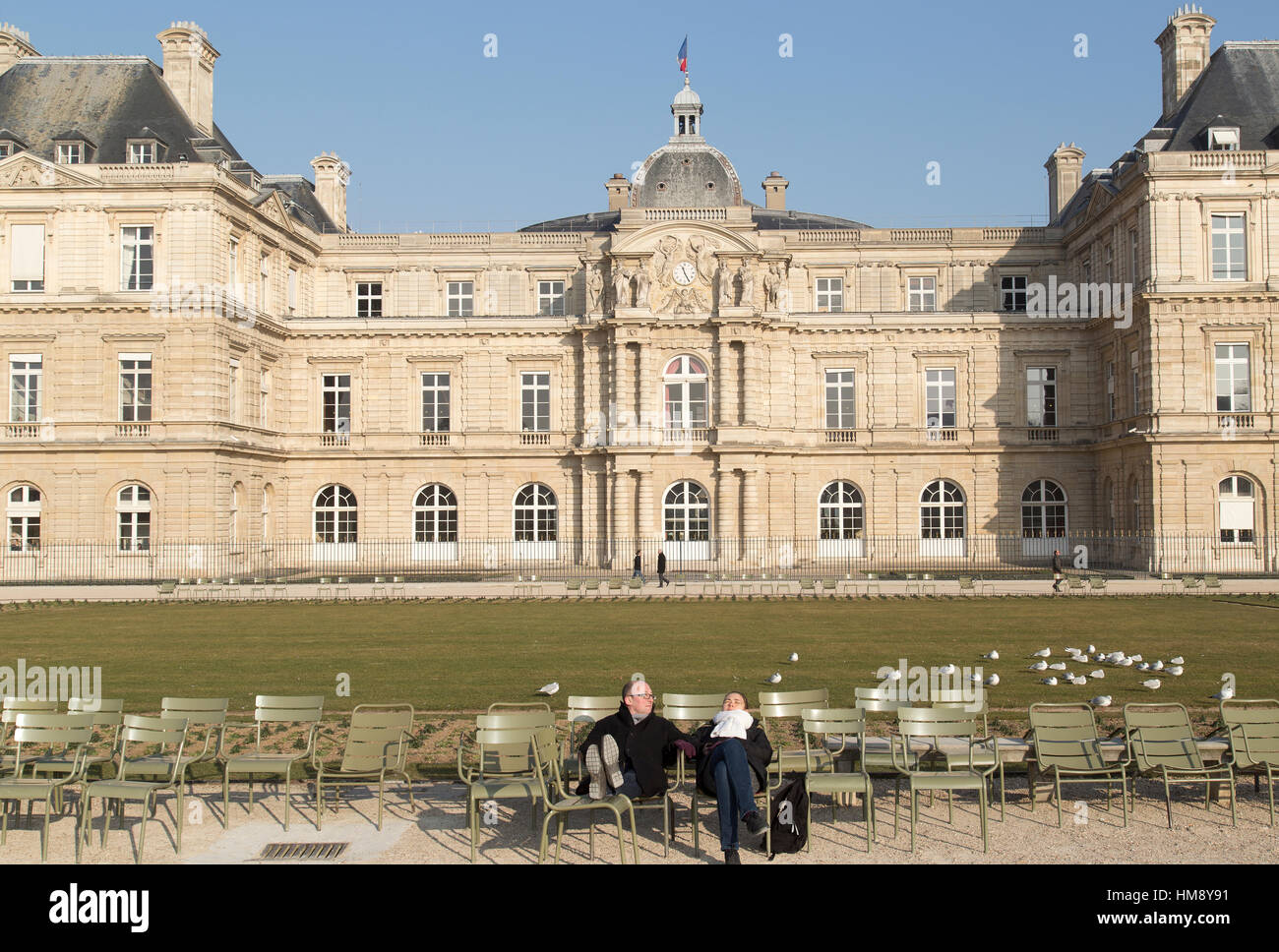 Paar genießt die Wintersonne vor dem Palais du Luxembourg in Montparnasse im 14. Arrondissement von Paris Frankreich Stockfoto