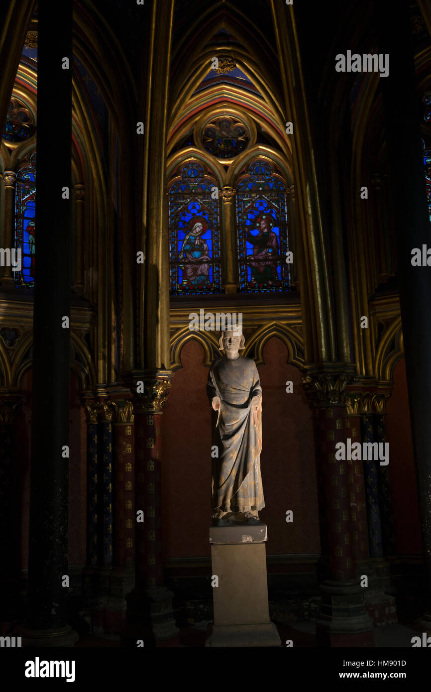 Statue von Louis IX im Inneren der Kirche Saint-Chapelle in Paris Frankreich im Winter Stockfoto