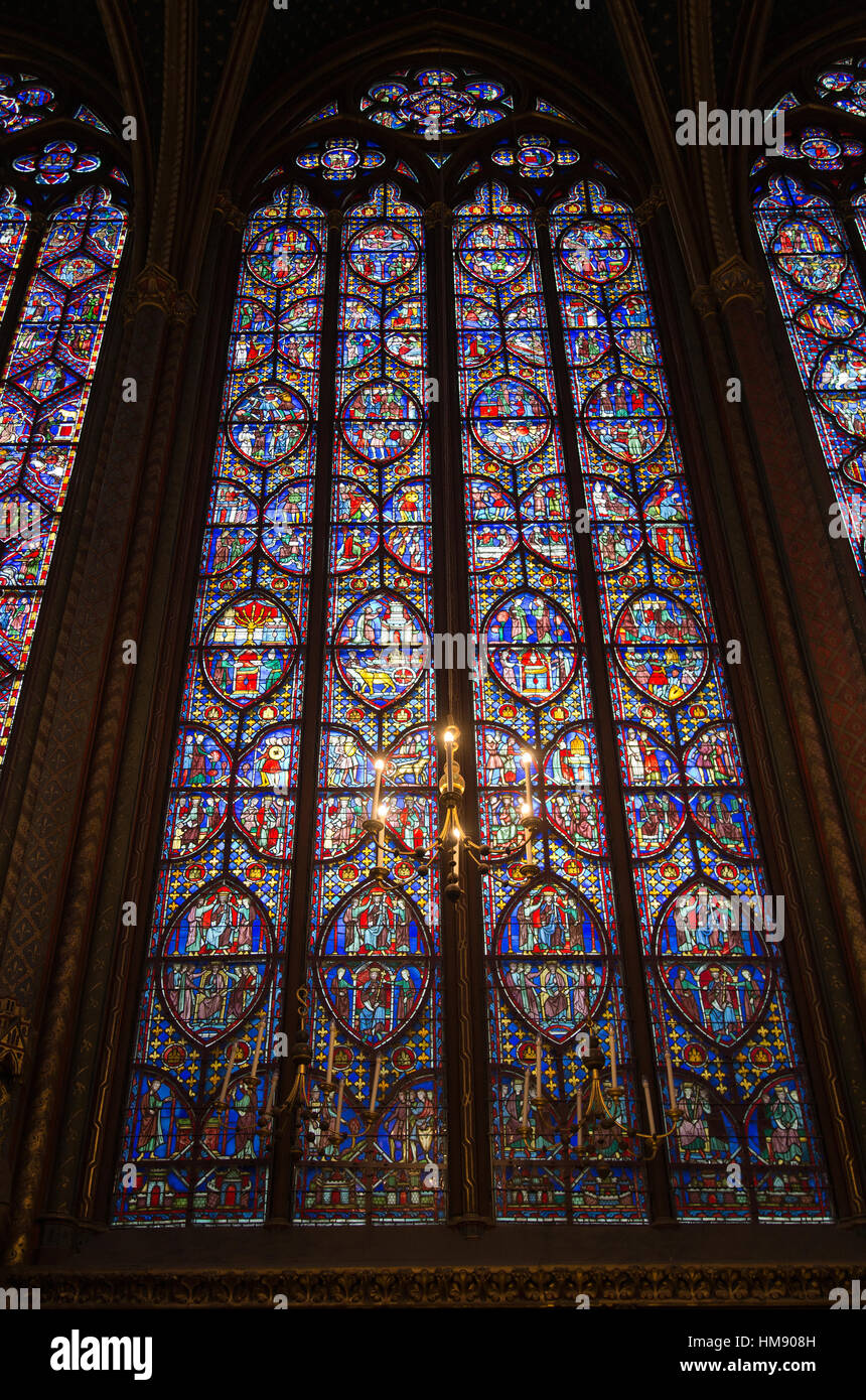Glasfenster in der Kirche Saint-Chapelle in Paris Frankreich im Winter Stockfoto