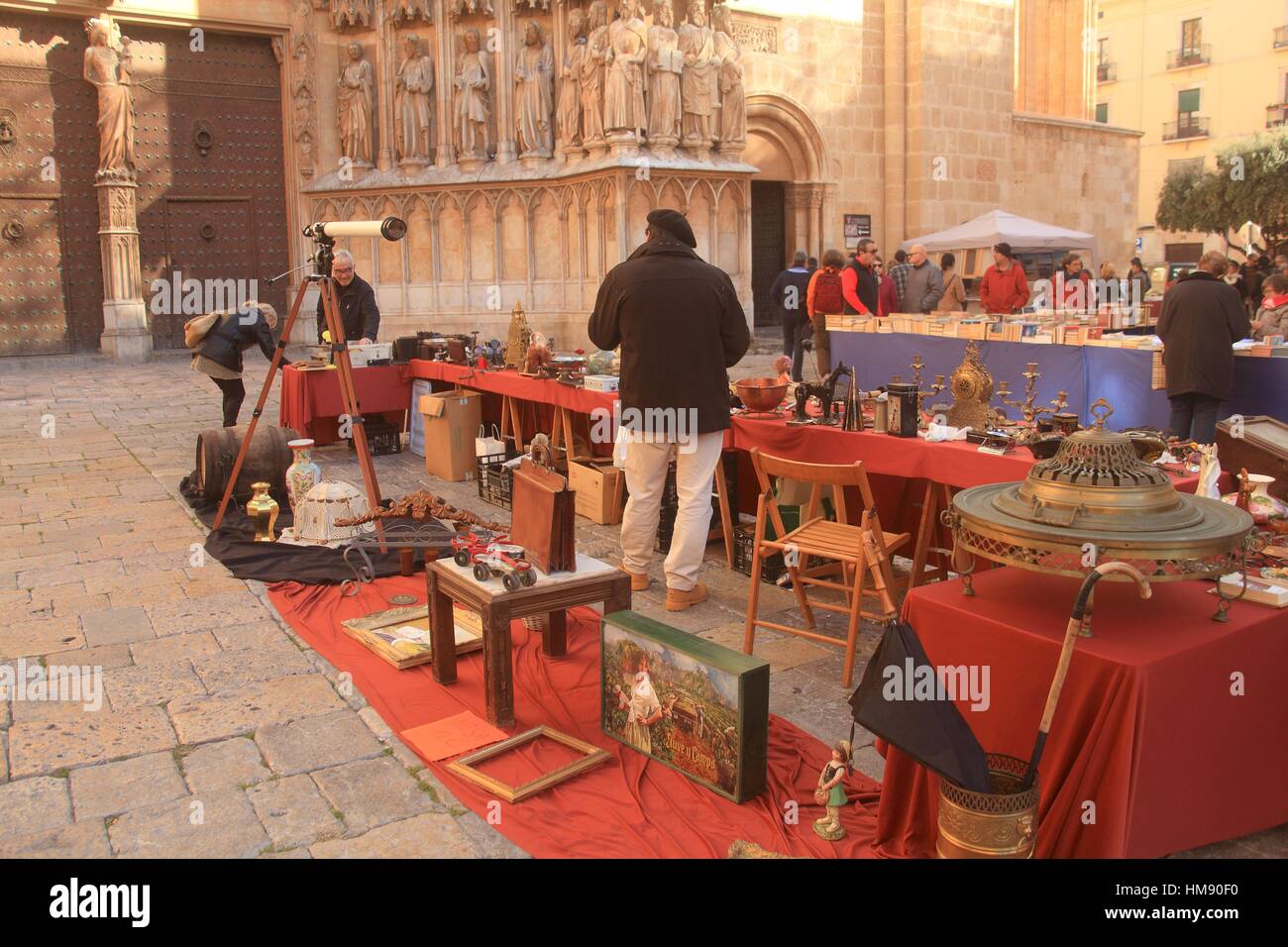 Traditionelle Straßenmarkt '' Rastro'', rund um den Dom. Tarragona