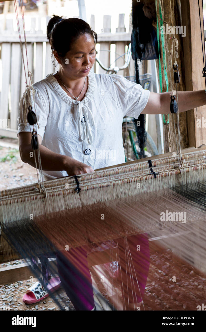Tai Lue Indianerin mit einem traditionellen Webstuhl, Chiang Mai, Thailand, Südostasien Stockfoto