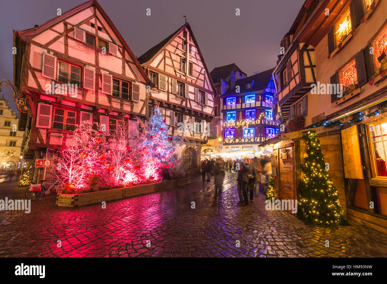 Typische Häuser, angereichert mit Weihnachtsschmuck und Lichter in der Abenddämmerung, Colmar, Departement Haut-Rhin, Elsass, Frankreich Stockfoto