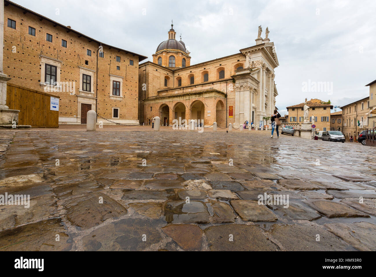 Blick auf die Arkaden neben dem alten Dom und Palazzo Ducale, Urbino, Provinz von Pesaro, Marken, Italien Stockfoto