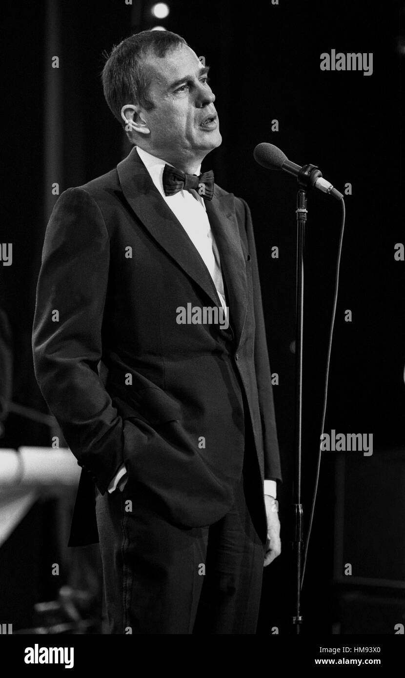 JÖRN DONNER finnische Autor und CEO des Schwedischen Filminstituts hält eine Rede bei der jährlichen Film Gala 1981 Stockfoto