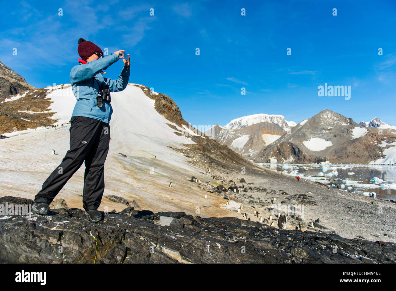 Touristen fotografieren der schönen Bucht voller Eisberge in Hope Bay, Antarktis, Polarregionen Stockfoto