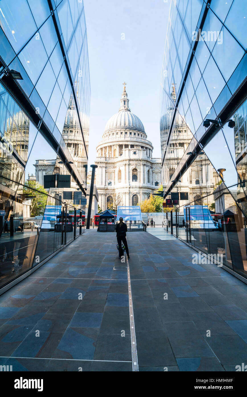 St. Pauls Cathedral aus eine neue Änderung, City of London, London, England, Vereinigtes Königreich Stockfoto