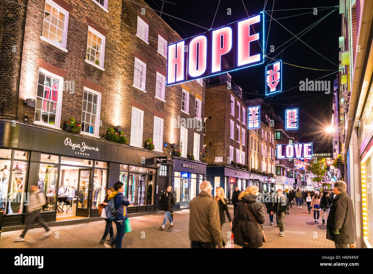 Alternative festliche Weihnachtsbeleuchtung in der Carnaby Street, Soho, London, England, Vereinigtes Königreich Stockfoto