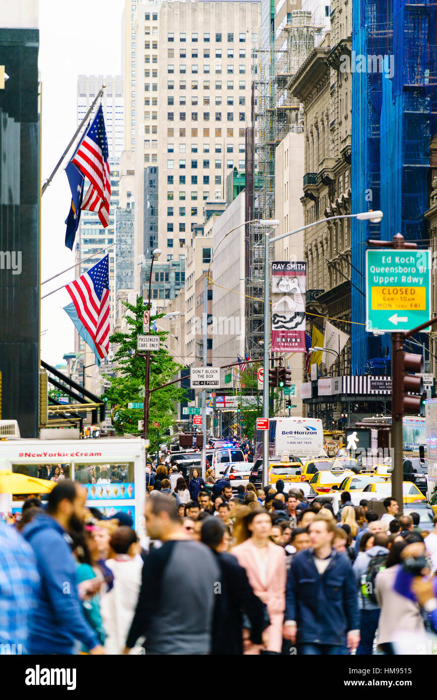 Scharen von Käufern auf der 5th Avenue, Manhattan, New York City, Vereinigte Staaten von Amerika, Nordamerika Stockfoto