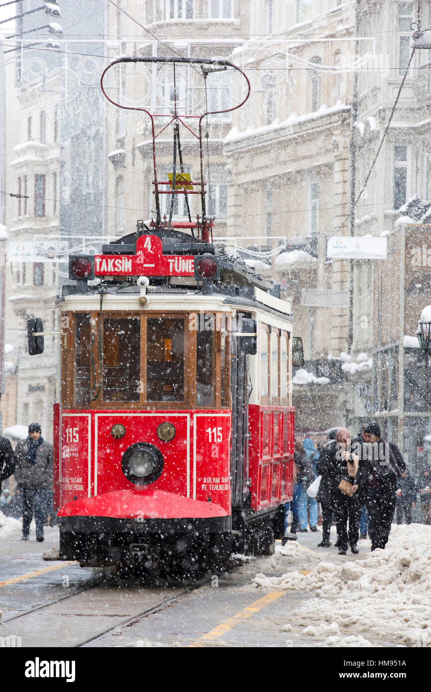 Istanbul, Türkei - 10. Januar 2017: Straßenbahn und Menschen im täglichen Leben unter Schnee Regen an der Istiklal Street von Beyoglu am 10. Januar 2017. Stockfoto