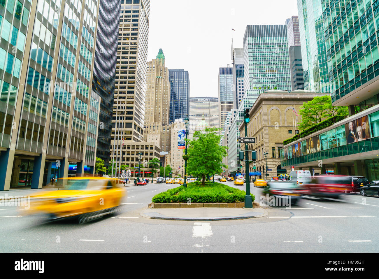 Gelbes Taxi und Autos auf Park Avenue, Manhattan, New York City, Vereinigte Staaten von Amerika, Nordamerika Stockfoto