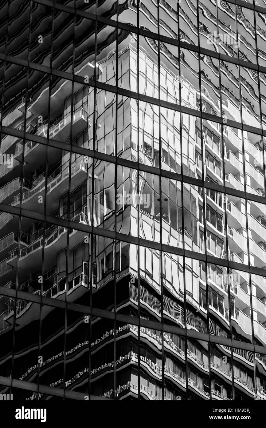 Abstrakte Reflexionen in Glas und Stahl Hochhäuser von Vancouver, British Columbia, Kanada. Stockfoto