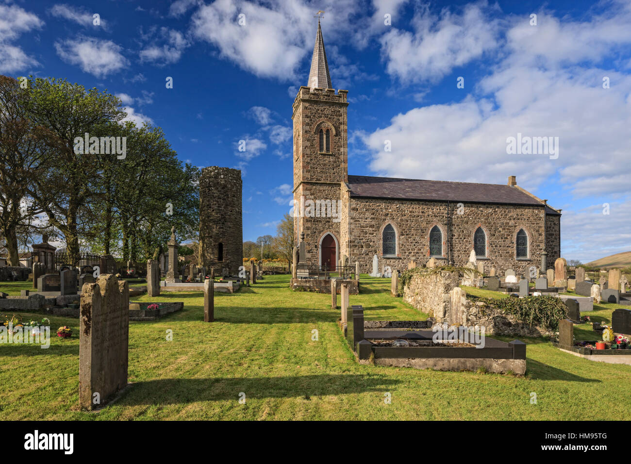 Kirche und Roundtower, Fermoy, County Antrim, Ulster, Nordirland, Vereinigtes Königreich Stockfoto