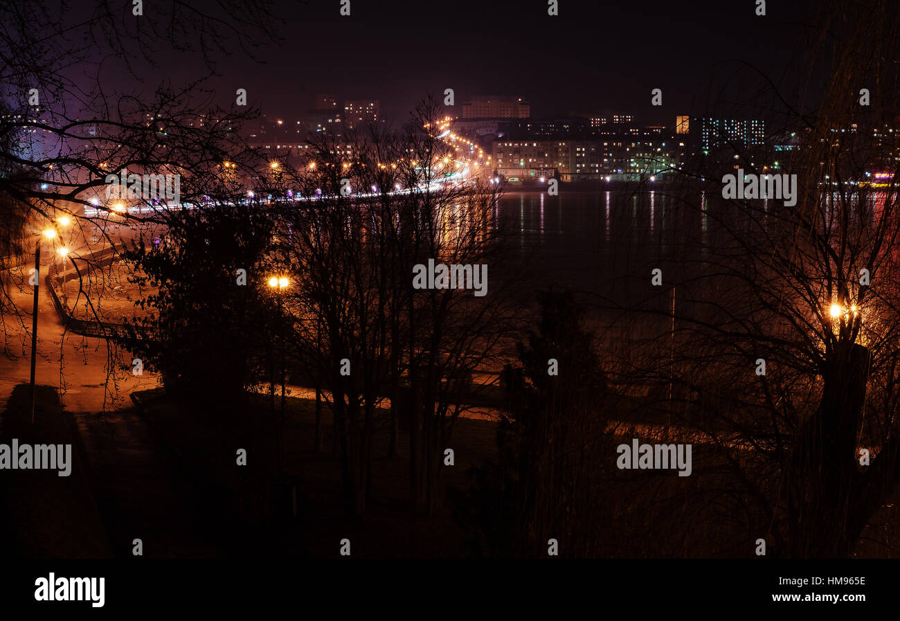 Panorama der Stadt Nachtlichter und Reflexionen auf See in Ternopil, Ukraine, Europa. Stockfoto