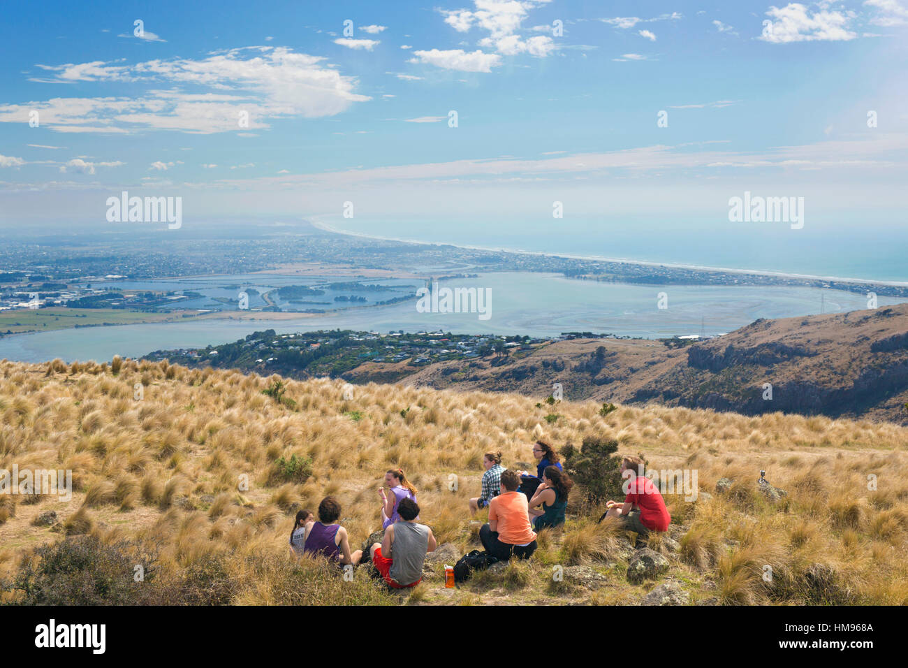 Gruppe junger Leute genießen ein Picknick auf den Port Hills, Christchurch, Canterbury, Südinsel, Neuseeland, Pazifik Stockfoto
