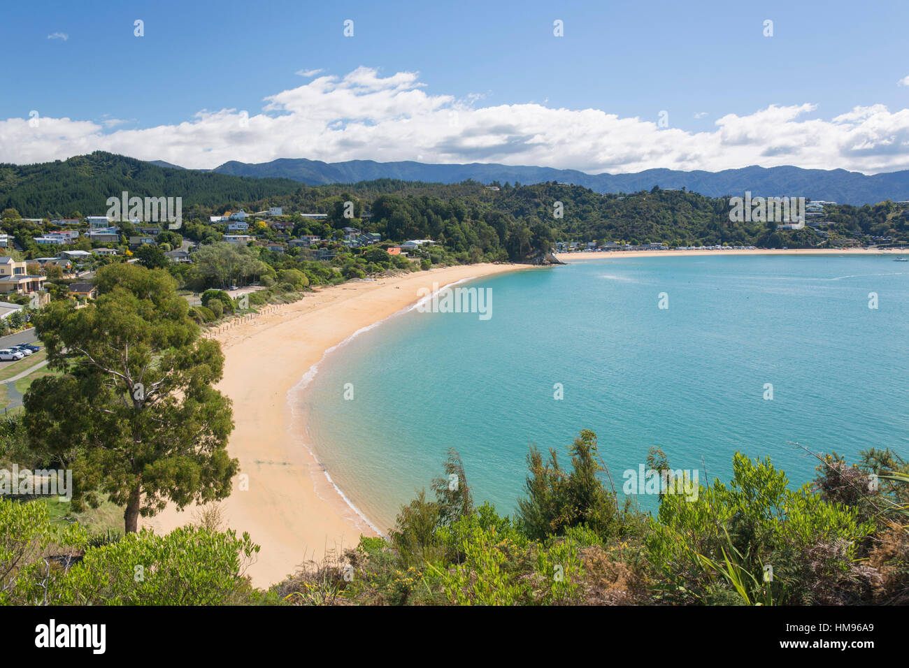 Blick vom Hügel über den Sandstrand am kleinen Kaiteriteri, Kaiteriteri, Tasman, Südinsel, Neuseeland, Pazifik Stockfoto