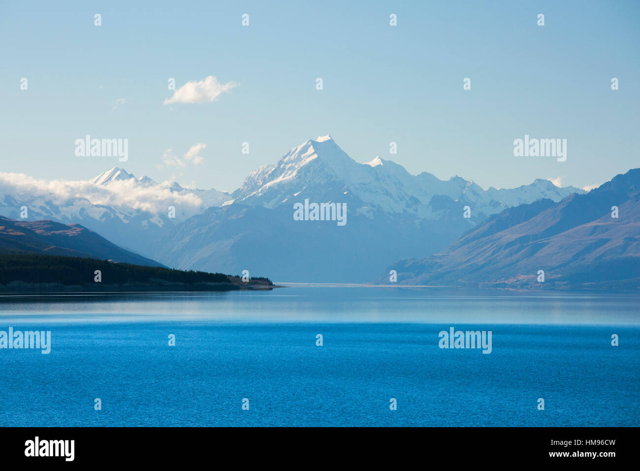 Blick über den ruhigen Lake Pukaki, Aoraki (Mount Cook), in der Nähe von Twizel, Mackenzie District, Canterbury, Südinsel, Neuseeland Stockfoto