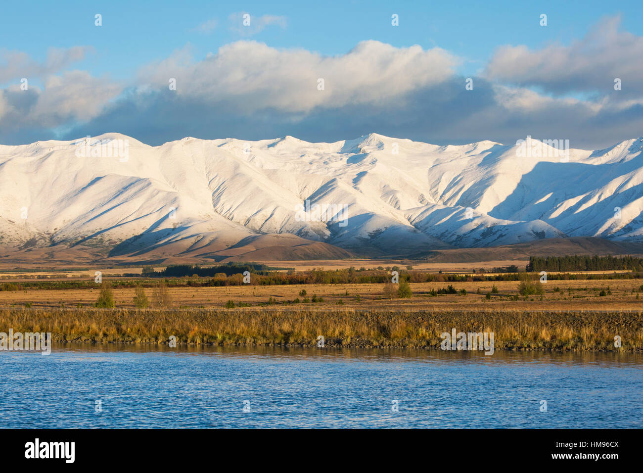 Bereich Ben Ohau getarnt im Herbst Schnee, dem Pukaki-Kanal im Vordergrund, Twizel, Mackenzie District, Canterbury, Neuseeland Stockfoto