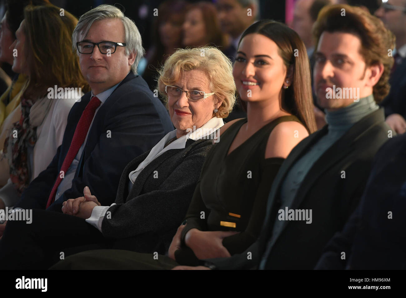 Manuela Carmena, Sonakshi Sinha und Hrithik Roshan während der Verleihung des "Oscar des Bollywwod" in Madrid am Montag, 14. Februar 2016 Stockfoto