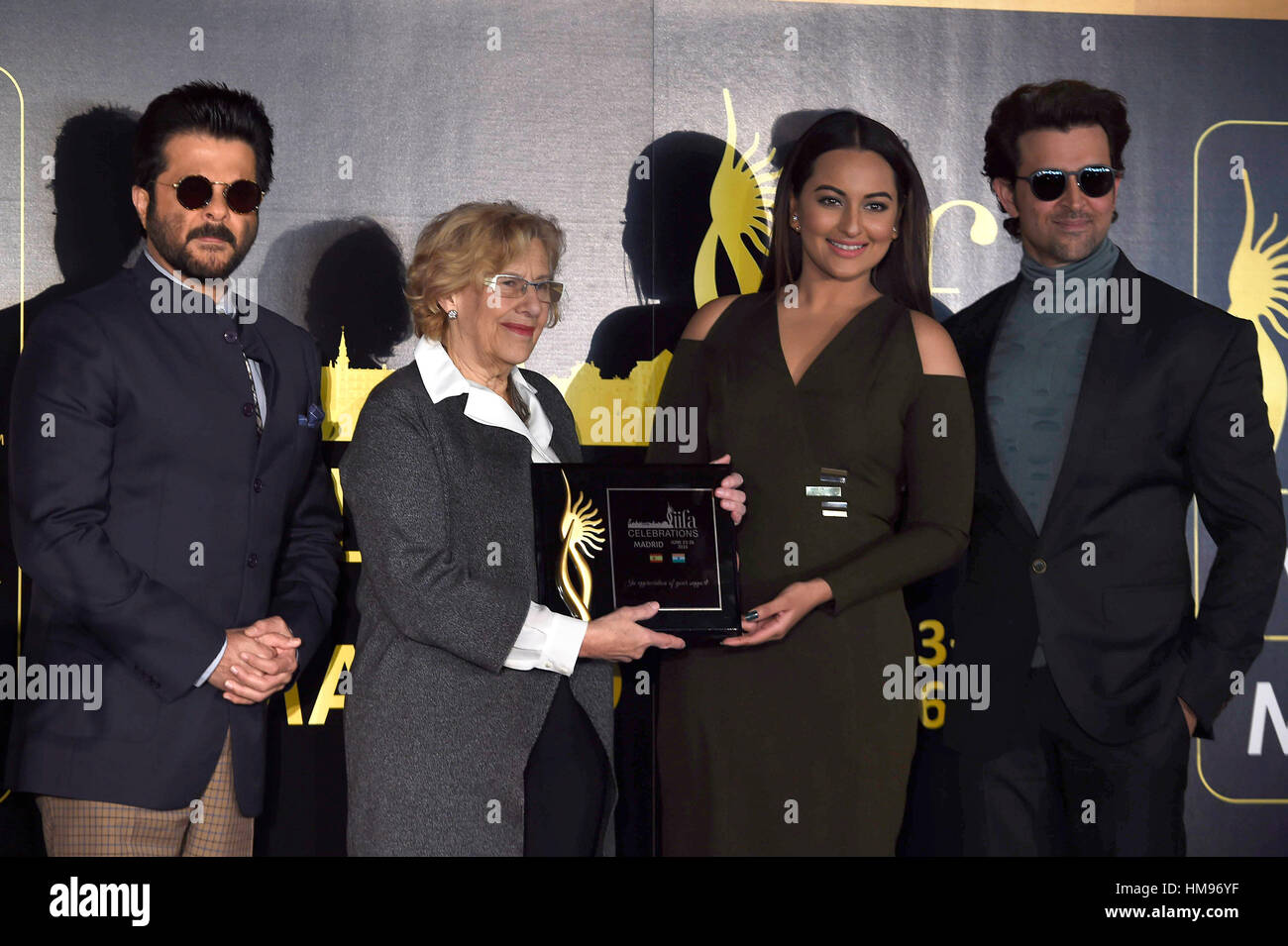 Manuela Carmena, Anil Kapoor, Sonakshi Sinha und Hrithik Roshan während der Verleihung des "Oscar des Bollywwod" in Madrid am Montag, 14. Februar 2016 Stockfoto