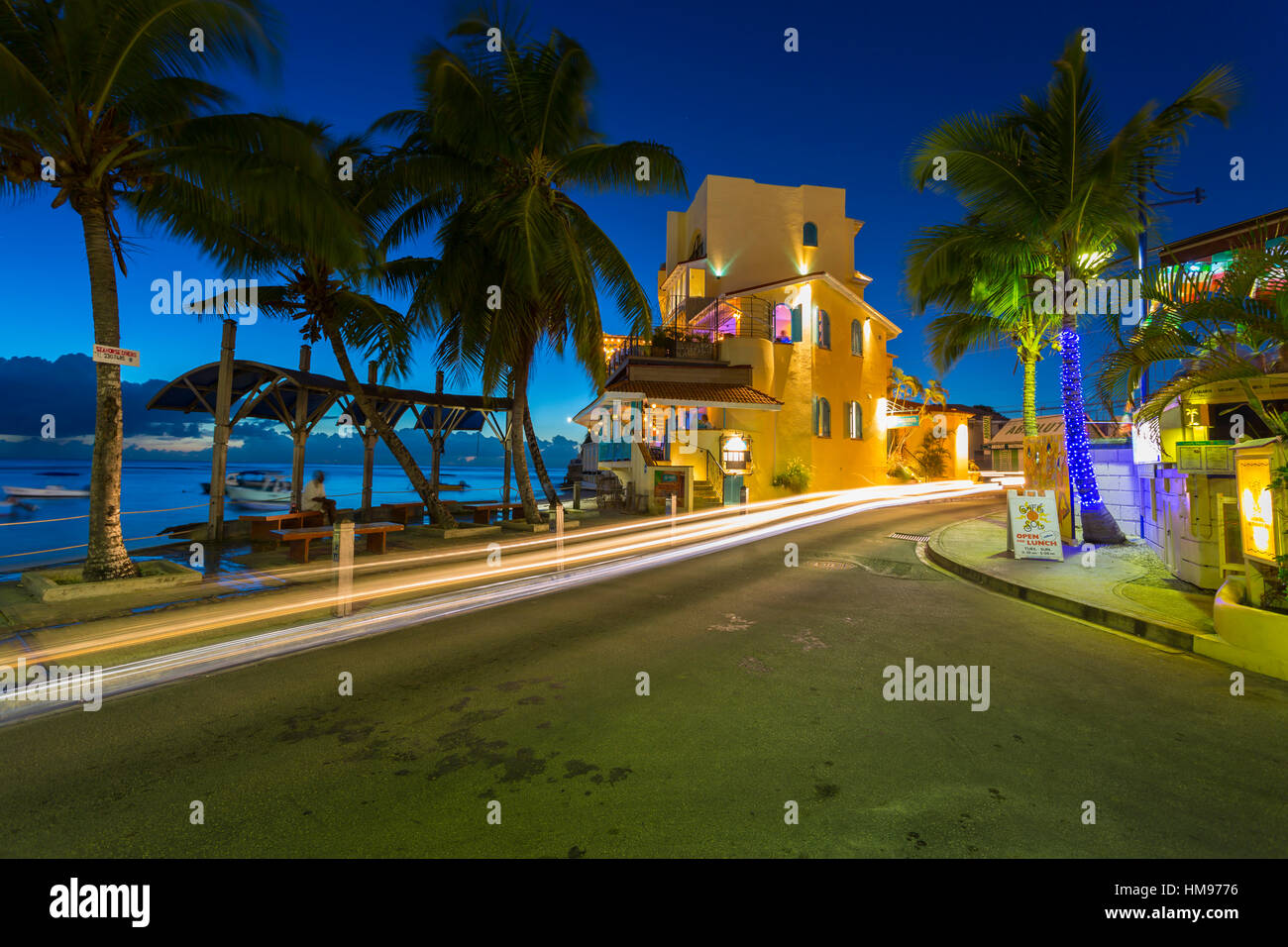St. Lawrence Gap bei Dämmerung, Christ Church, Barbados, Karibik, Karibik, Mittelamerika Stockfoto