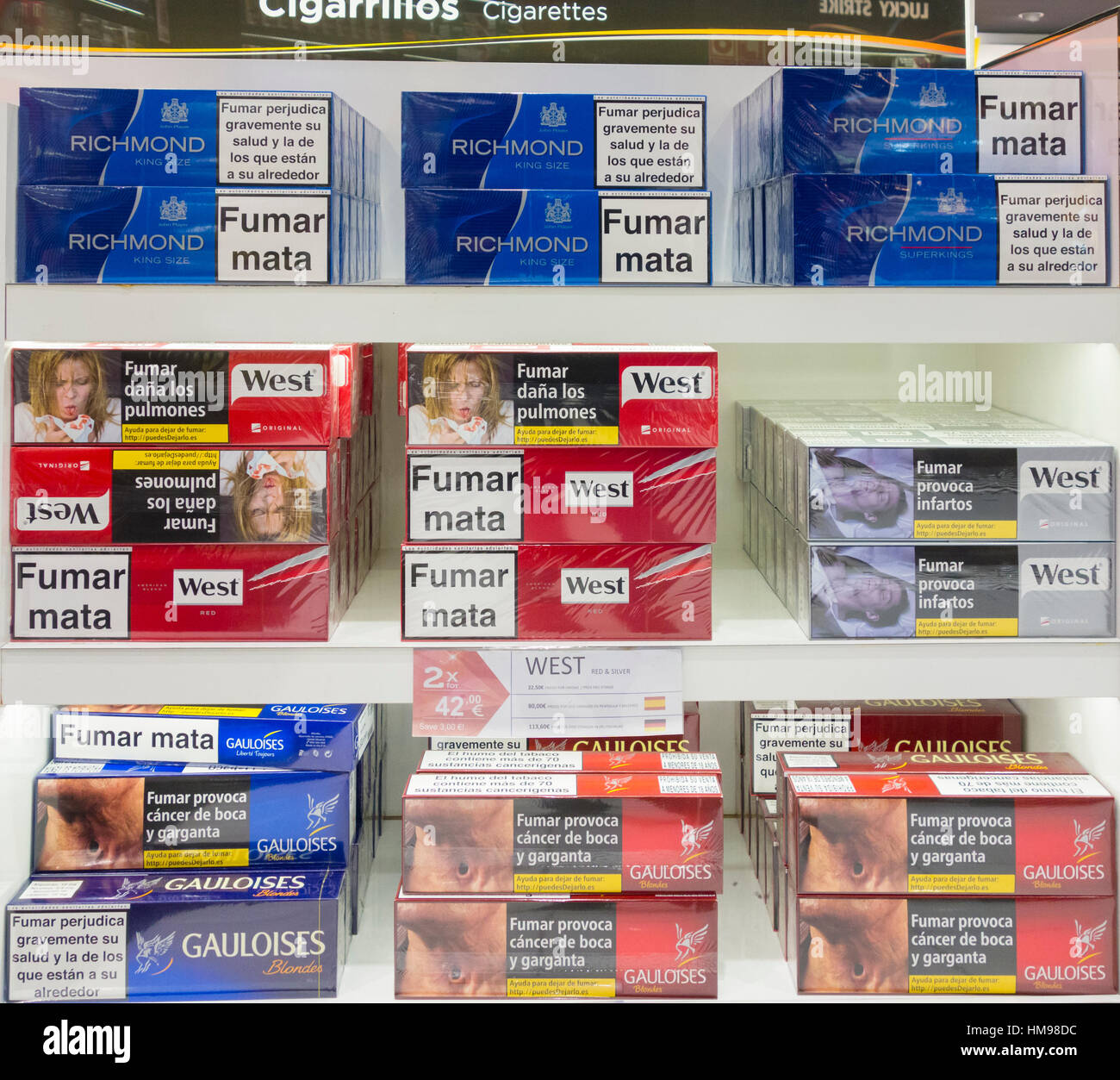 Schachteln Zigaretten mit Grafiken in spanischen Flughafen duty free Stockfoto