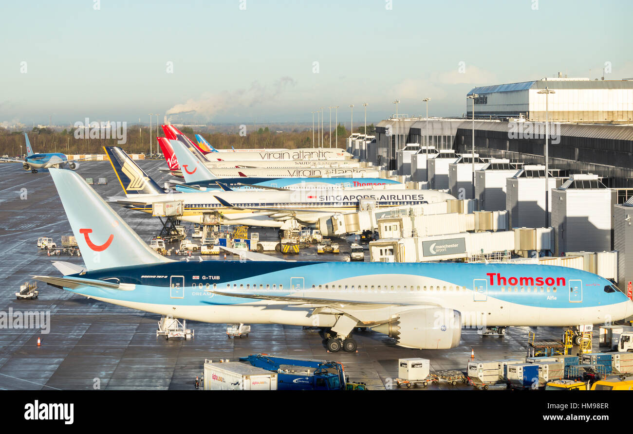 Blick über Flugzeuge (einschließlich Virgin Atlantic, Singapore Airlines, Thomson...) Manchester Airport terminal 2. UK Stockfoto