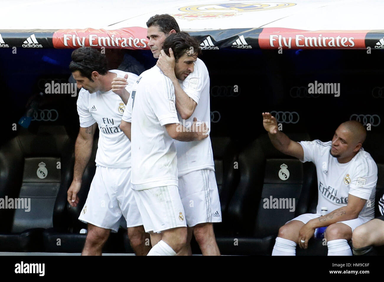 Ehemaliger Fußballspieler Raul Gonzalez und Fernando Hierro während der Charity match "Corazon Classic Match" zwischen die Legenden von Real Madrid und Ajax im Santiago Bernabeu Stadion in Madrid am Sonntag, 5. Juni 2016. Stockfoto