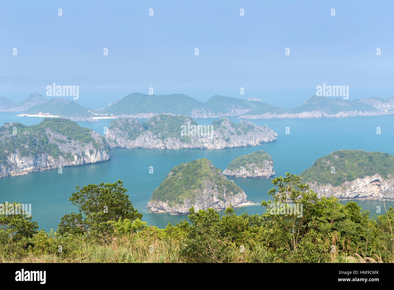 Ein Blick auf die spektakulären Kalkstein Karstformationen in Lan-Ha-Bucht, Halong Bucht, Vietnam Stockfoto
