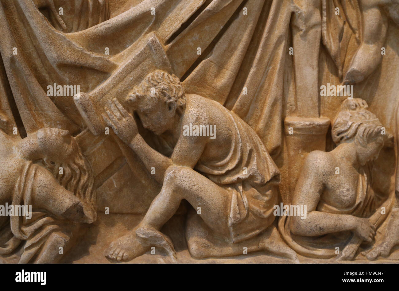 Sarkophag von der Orestie. 2. Jahrhundert. Schützen sich vor dem Zorn des Orestes Diener. Detail. Husillos. Spanien. Stockfoto