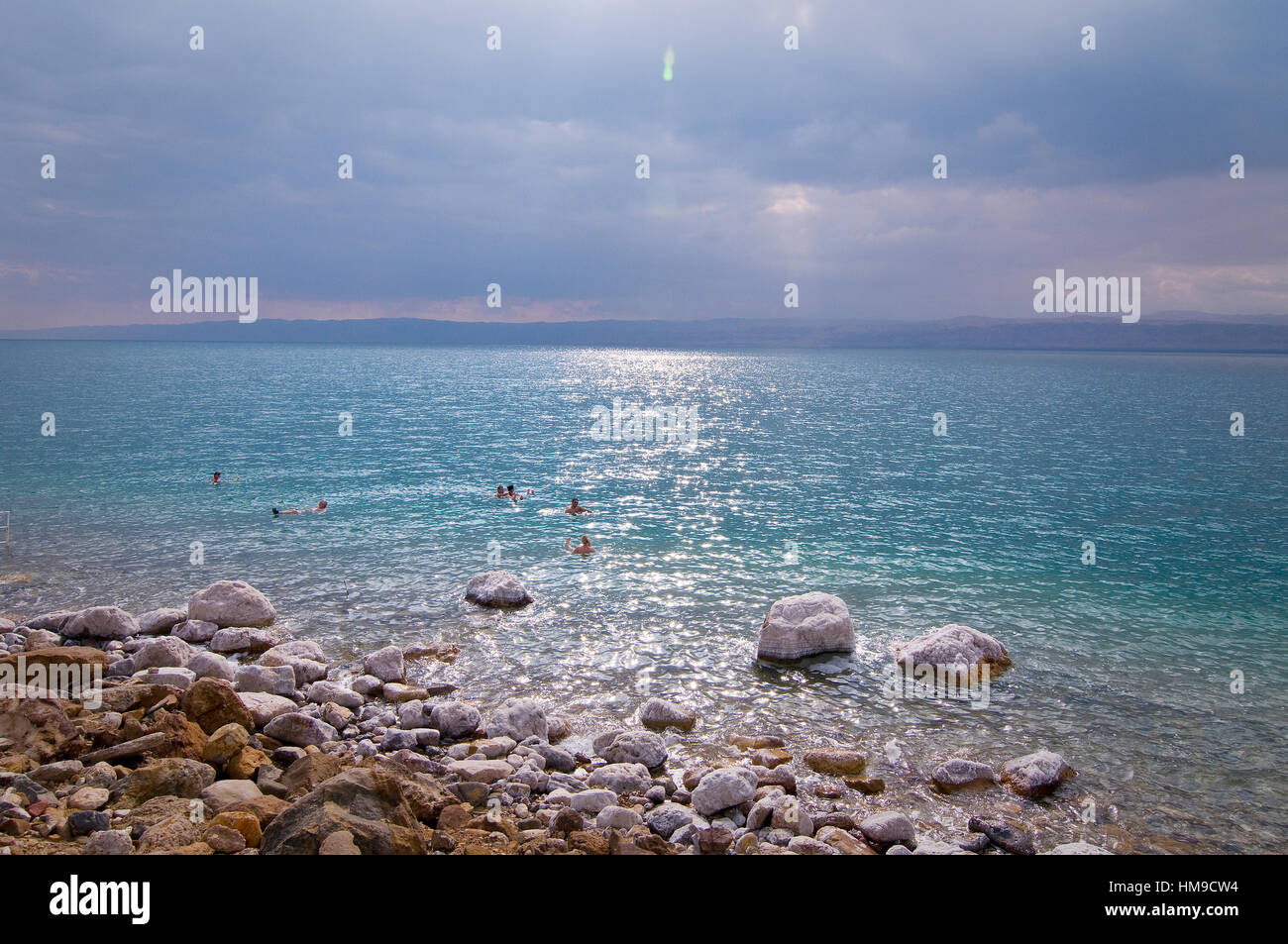 Jordanien Totes Meer Das Tote Meer Auch Genannt Das Meer Salz Ist Ein Salzsee Grenzt An Jordanien Im Osten Und Israel Und Der Westbank Im Westen Die Su Stockfotografie Alamy