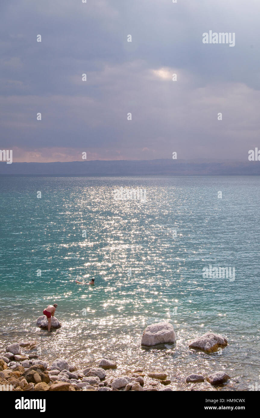 Jordanien Totes Meer Das Tote Meer Auch Genannt Das Meer Salz Ist Ein Salzsee Grenzt An Jordanien Im Osten Und Israel Und Der Westbank Im Westen Die Su Stockfotografie Alamy