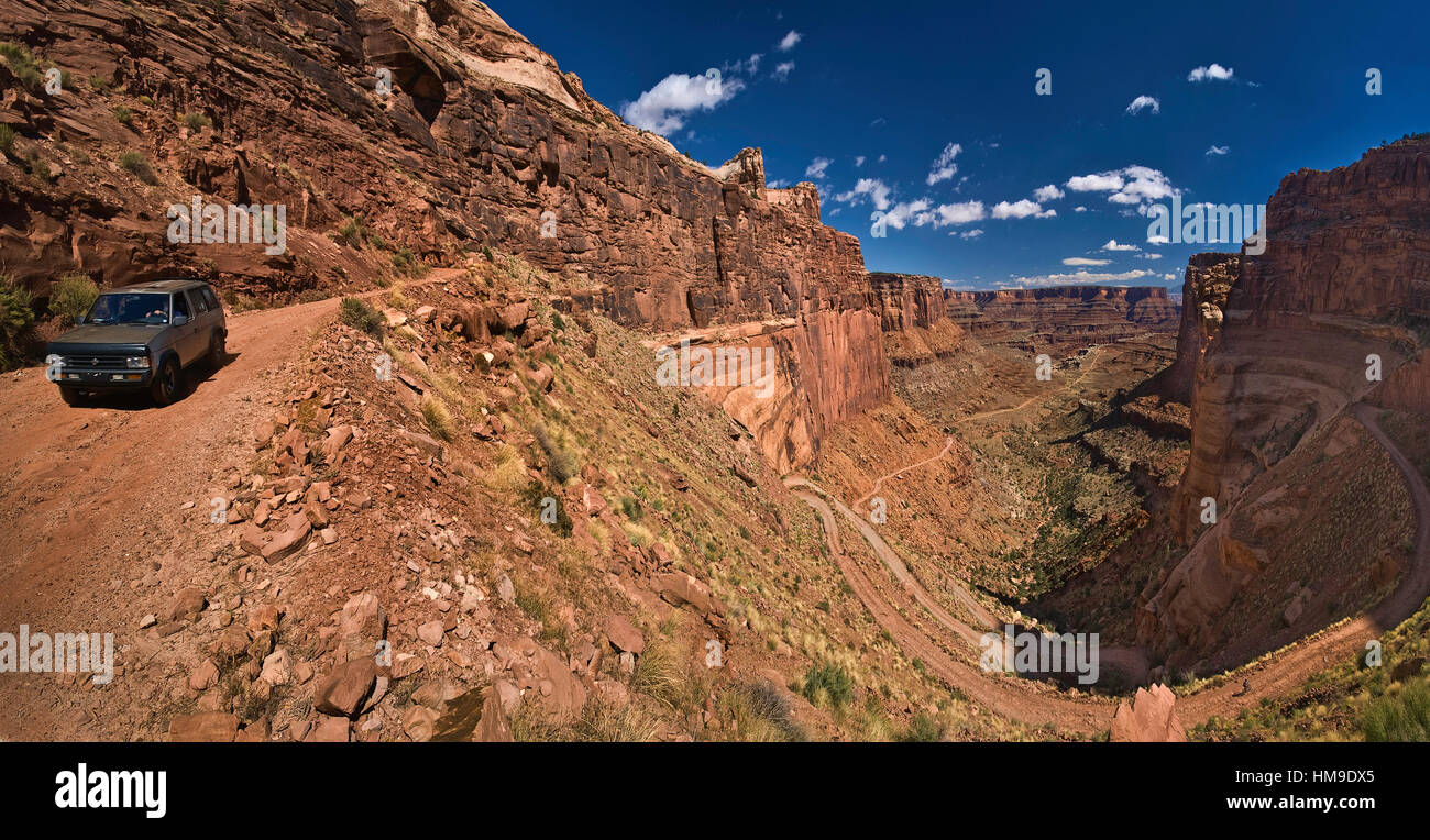 Geländewagen auf dem Shafer Trail Serpentinen im Shafer Canyon, Canyonlands Nat Park, Abschnitt Bears Ears National Monument in dist, Utah Stockfoto