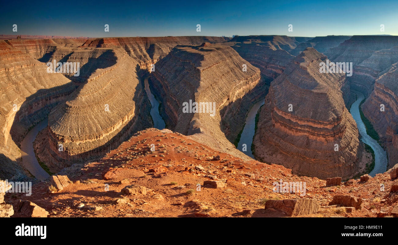 Der San Juan River schlängelt sich vom Aussichtspunkt im Goosenecks State Park, in der Nähe von Mexican hat, Utah, USA Stockfoto