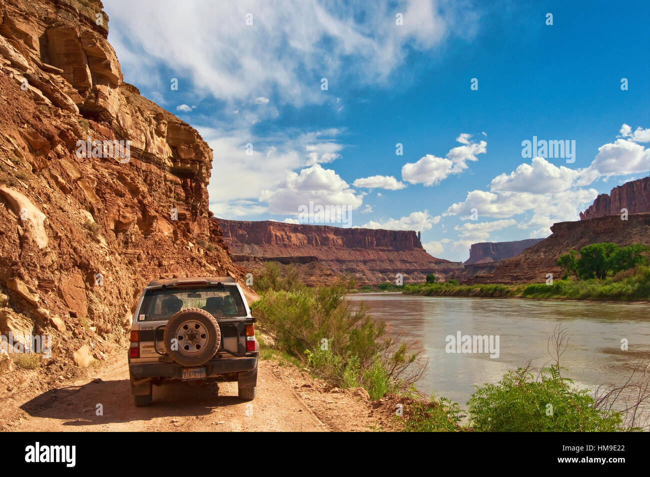 Fahrzeug auf weißen Rim Road über Green River in Labirynth Canyon, Canyonlands National Park, Utah, USA Stockfoto