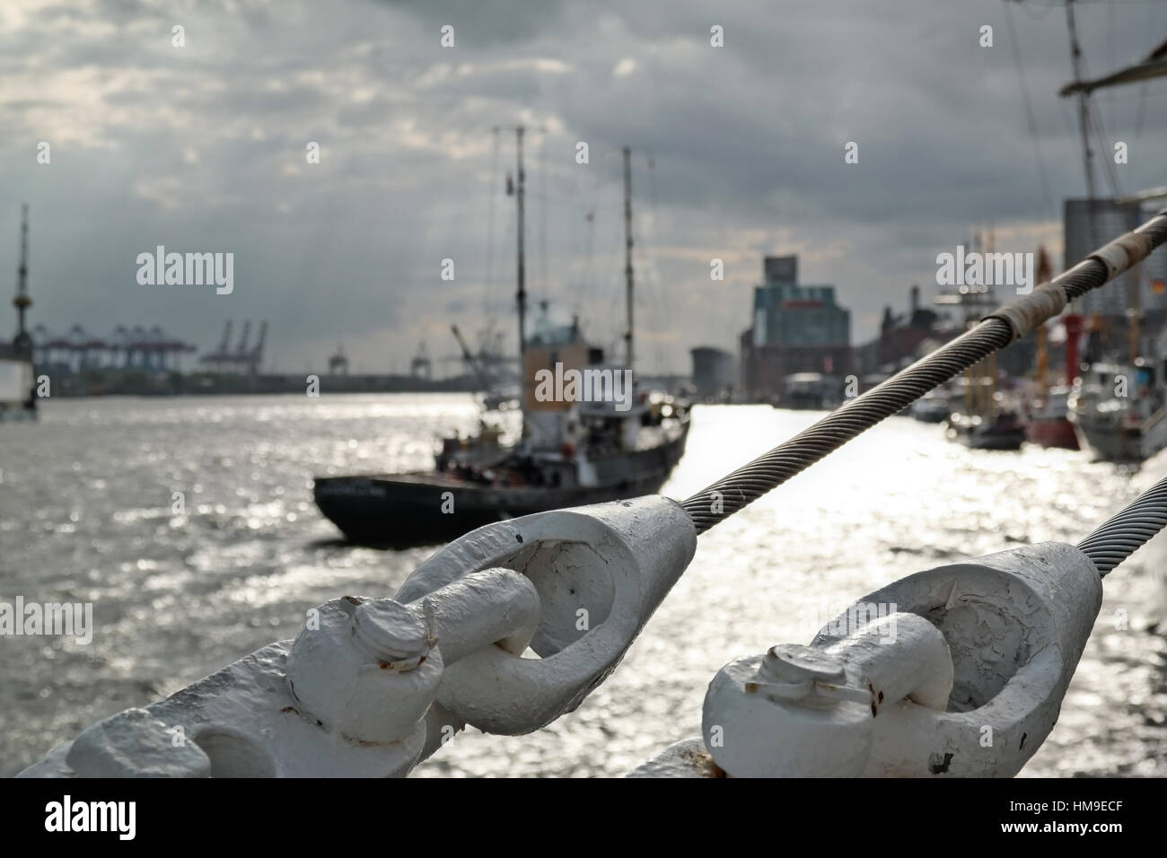 auf Schiff mit Hafen Landschaft in unscharfen Hintergrund rigging Stahlseil Stockfoto