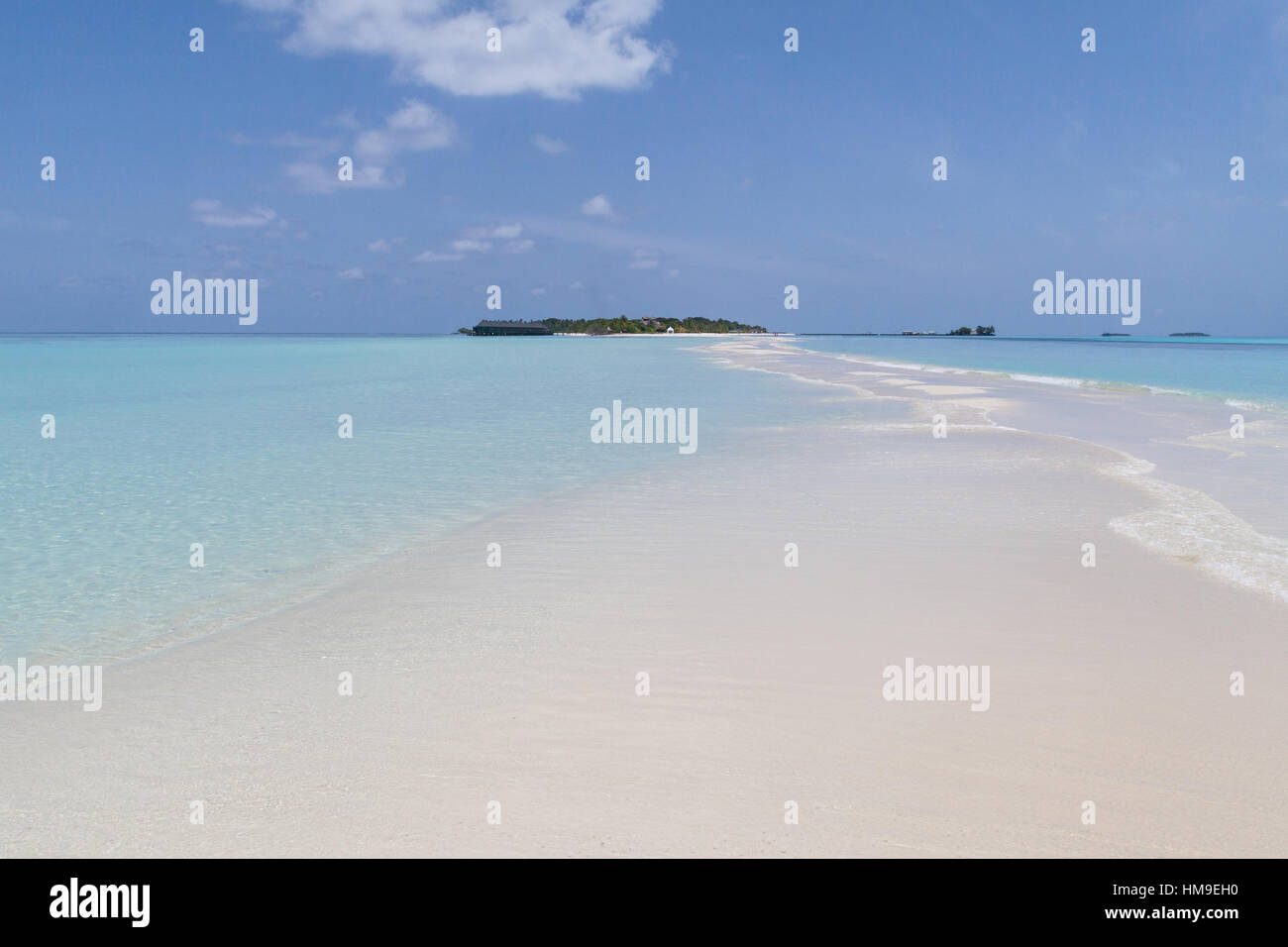 tropischen Malediven-Insel mit Palmen und Wasser Häuser von einer Sandbank im türkisfarbenen Wasser gesehen Stockfoto