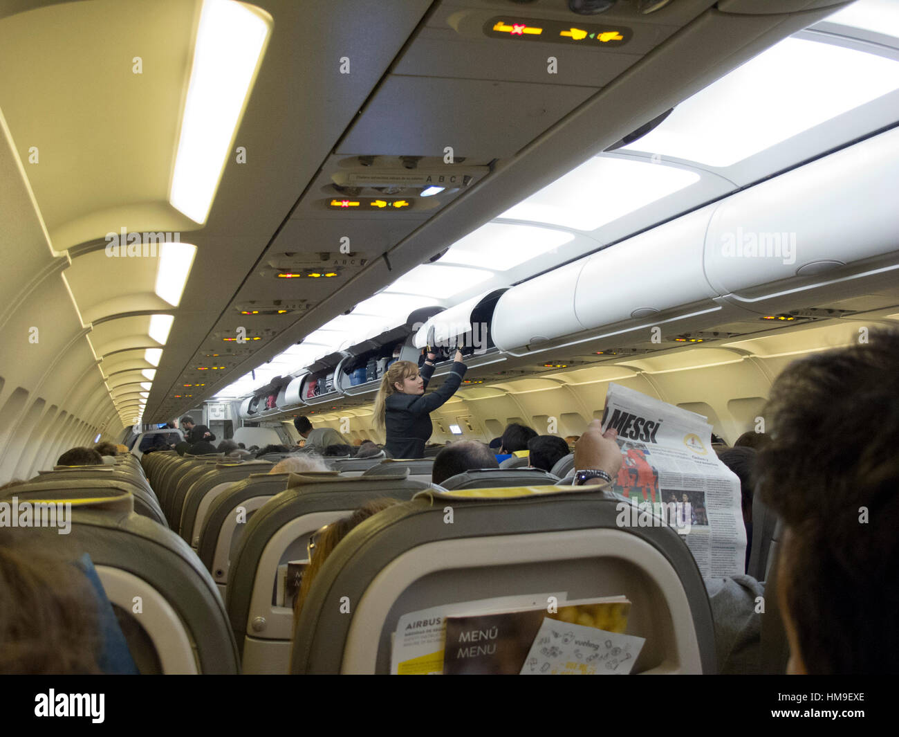 Innenszene Flugzeug, Flughafen Barcelona, Vueling Airlines Flug Abfahrt  Internat Stewardess Handgepäck Gepäck Overhead Stockfotografie - Alamy