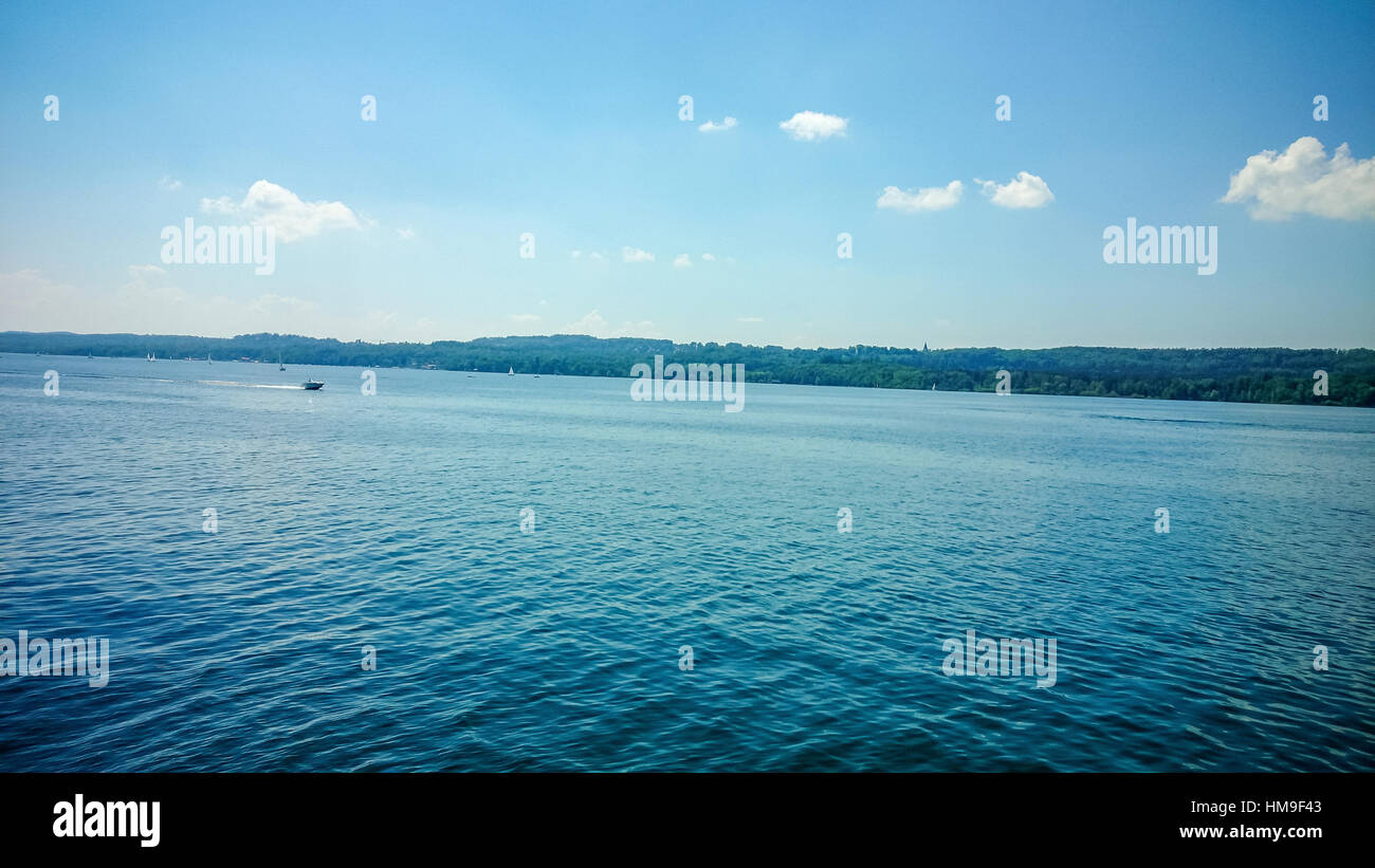 Bayerischen Starnbergersee mit Booten auf See als Hintergrund Stockfoto