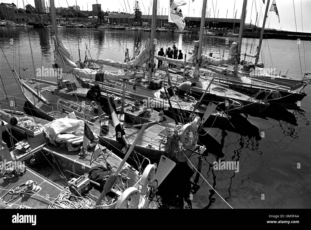 AJAXNETPHOTO. 5. JUNI 1976. PLYMOUTH, ENGLAND. -OSTAR 1976 - NATIONALTEAM YACHTEN OBJECTIF SUD, 1,2,3 & PIERRE IN MILBAY DOCK VOR START.   FOTO: JONATHAN EASTLAND/AJAX REF: 2760506 21 Stockfoto